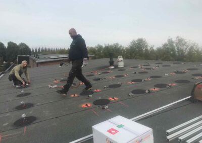 Schuin bitumen dak met QS PV ankers