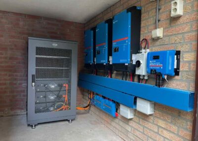 3x MultiPlus-II voor volledige noodstroom. Met SmartSolar MPPT voor een directe aansluiting van de zonnepanelen. Inclusief Voltsmile cabinet met 15 kWh opslag, uitbreidbaar naar 30 kWh