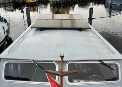 950 Wp aan zonnepanelen op elektrische boot. Met Victron SmartSolar MPPT verbonden aan de batterijen.